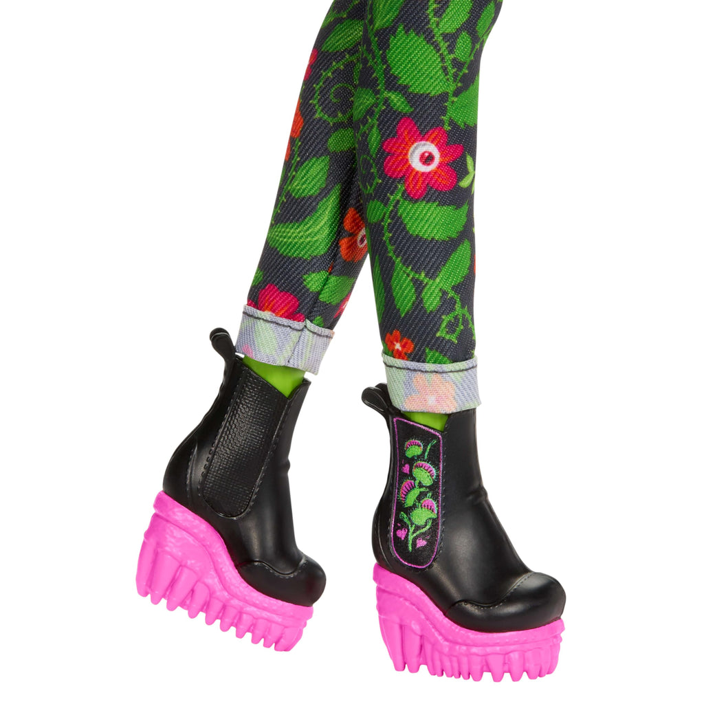 Monster High Venus McFlytrap Fearbook Doll with Accessory Set F2238